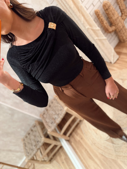 Blusa Preta com Brilho Discreto e Detalhe Metálico Dourado