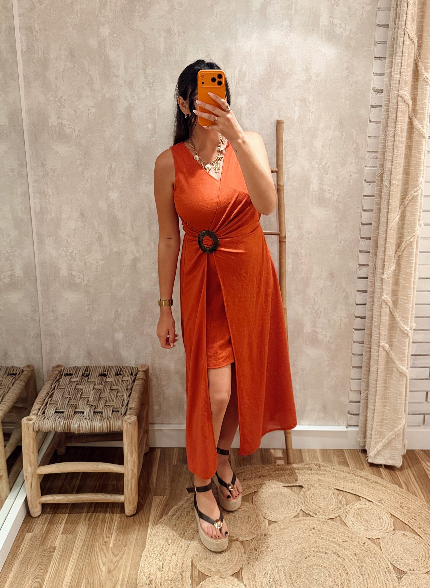 Vestido Midi Cruzado com Detalhe em Madeira