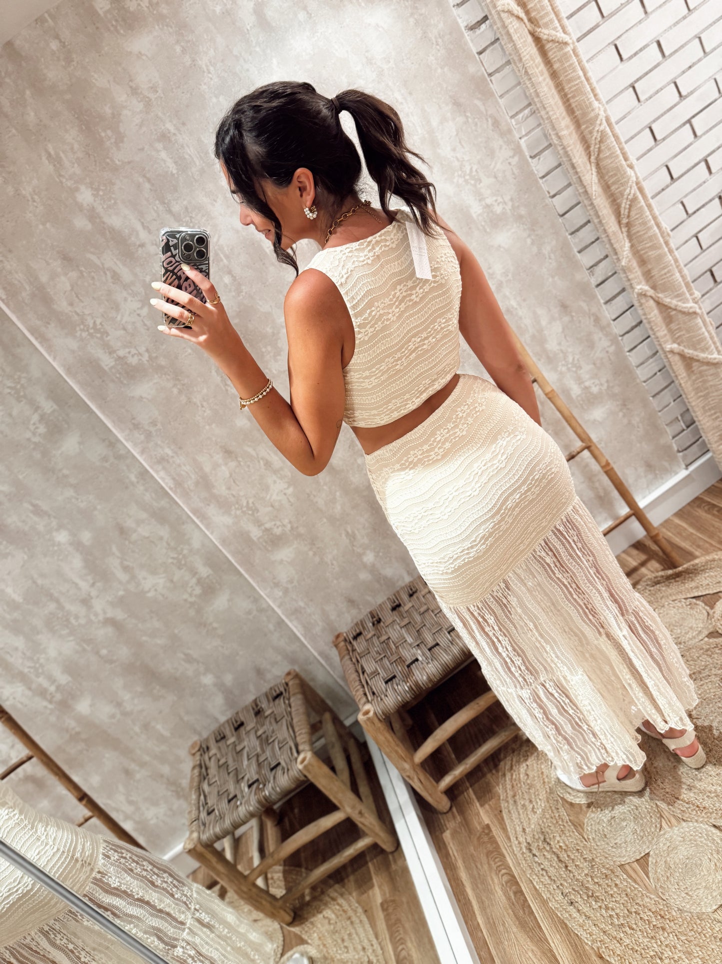 Conjunto de top e sai de malha elástica  c/relevo e renda