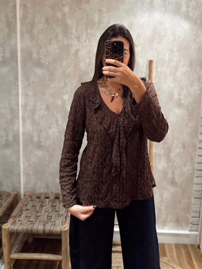 Blusa c/textura delicada e folho frontal