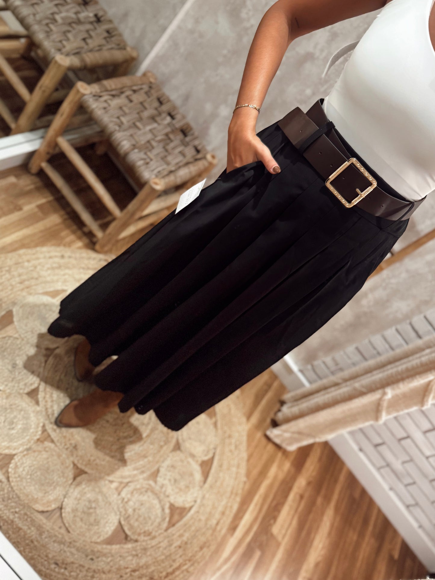Falda midi en tejido estilo gabardina con cinturón