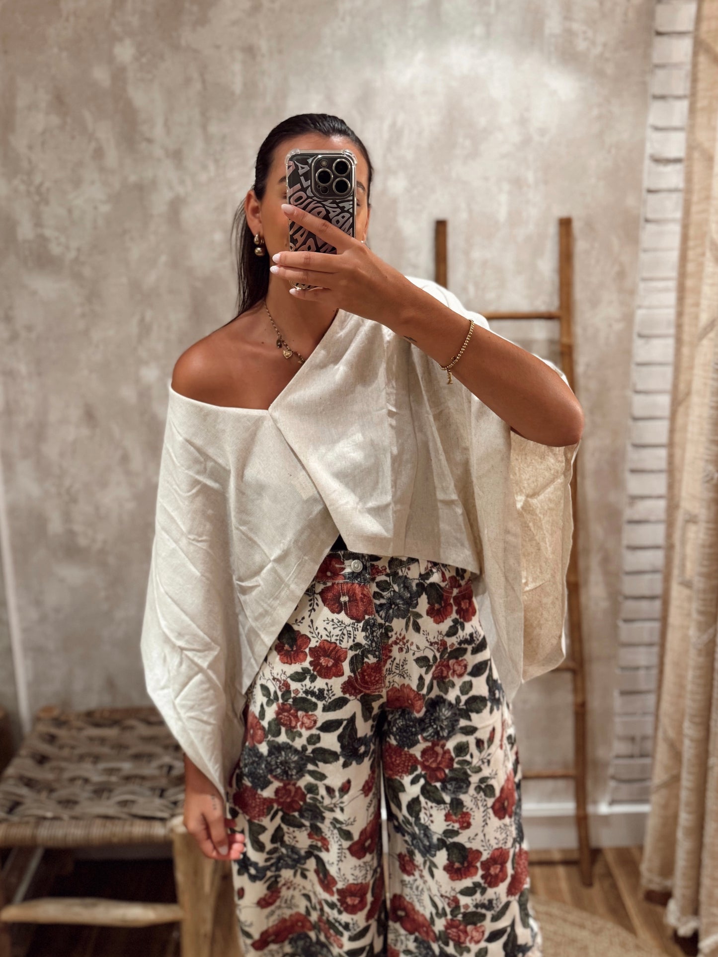 Blusa Mochy larga em linho com corte fluido e mangas amplas -  bege