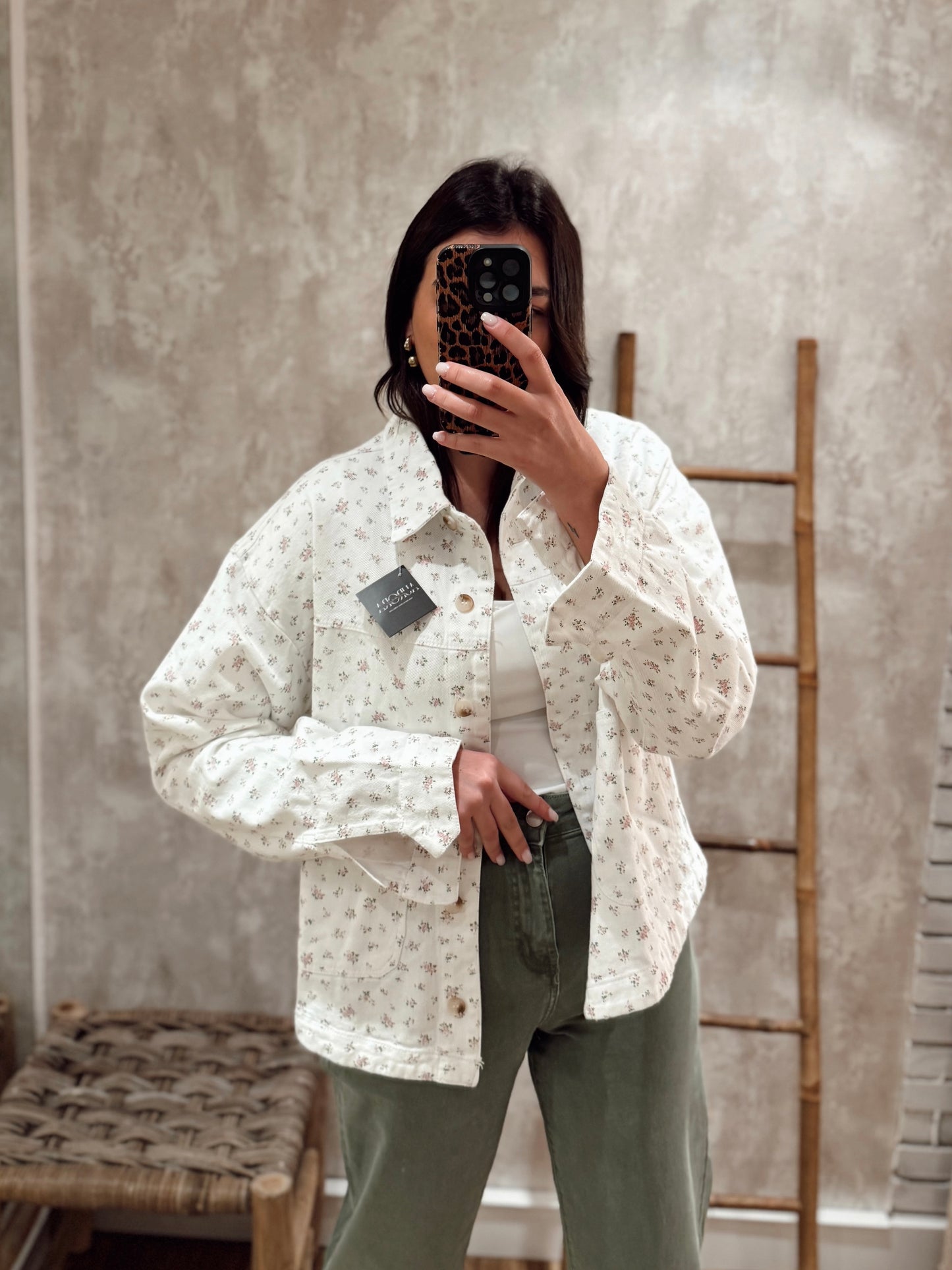 Camisa vaquera blanca con estampado floral minimalista