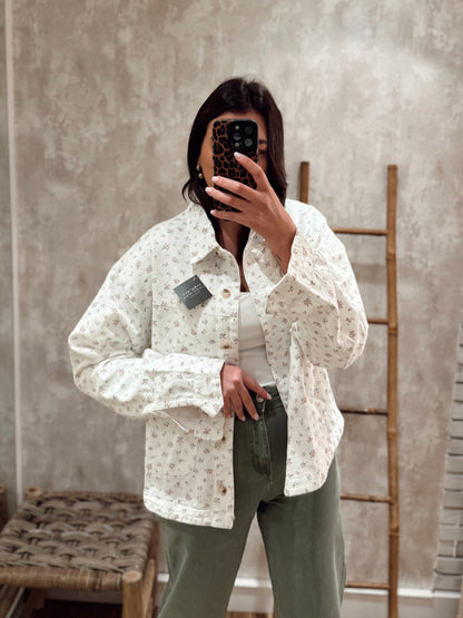 Camisa vaquera blanca con estampado floral minimalista