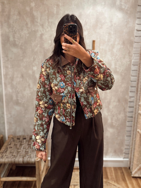 Bomber em tecido c/forro acolchoado e padrão floral - Castanho