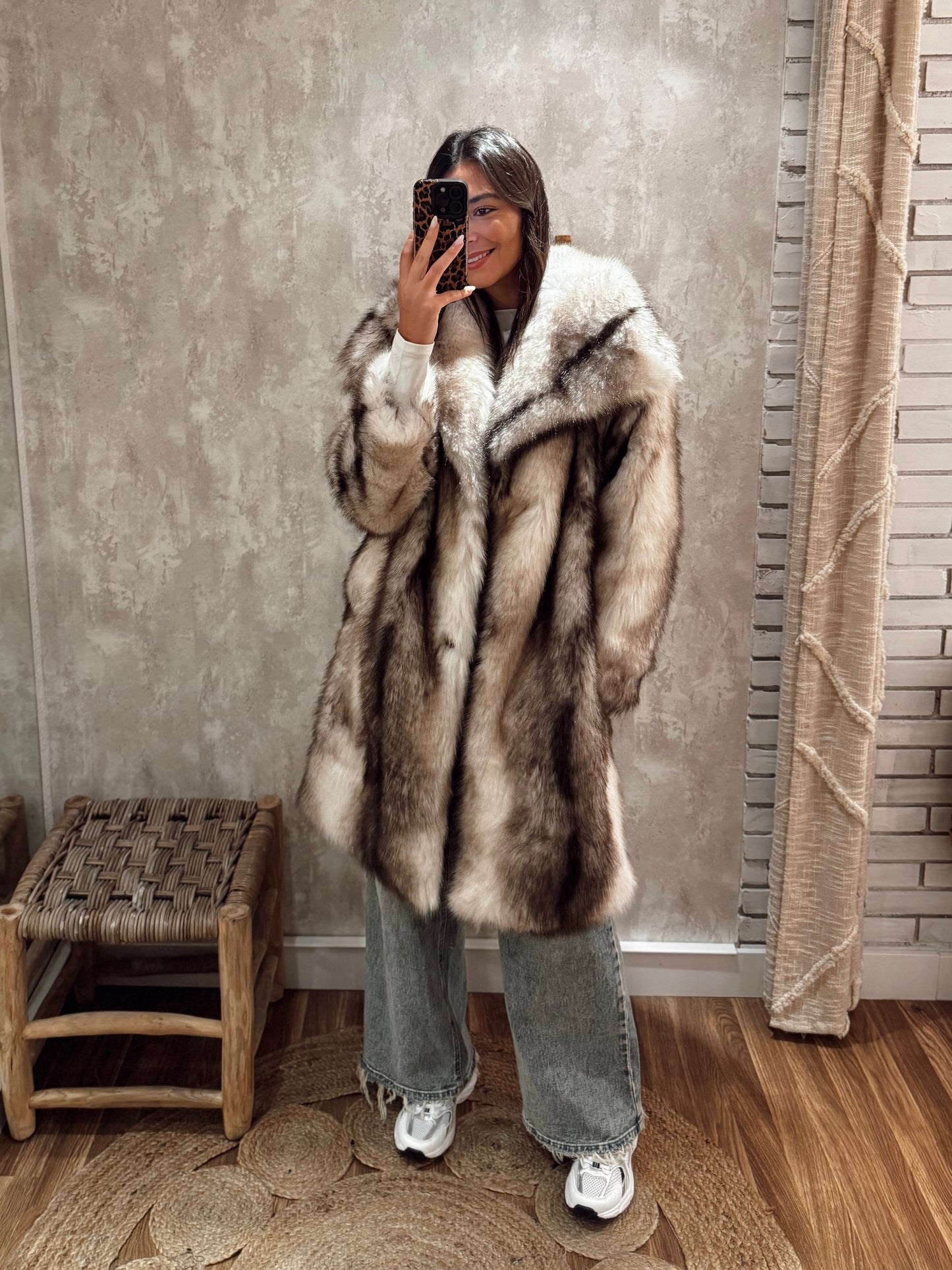 Casaco comprido em pelo sintético