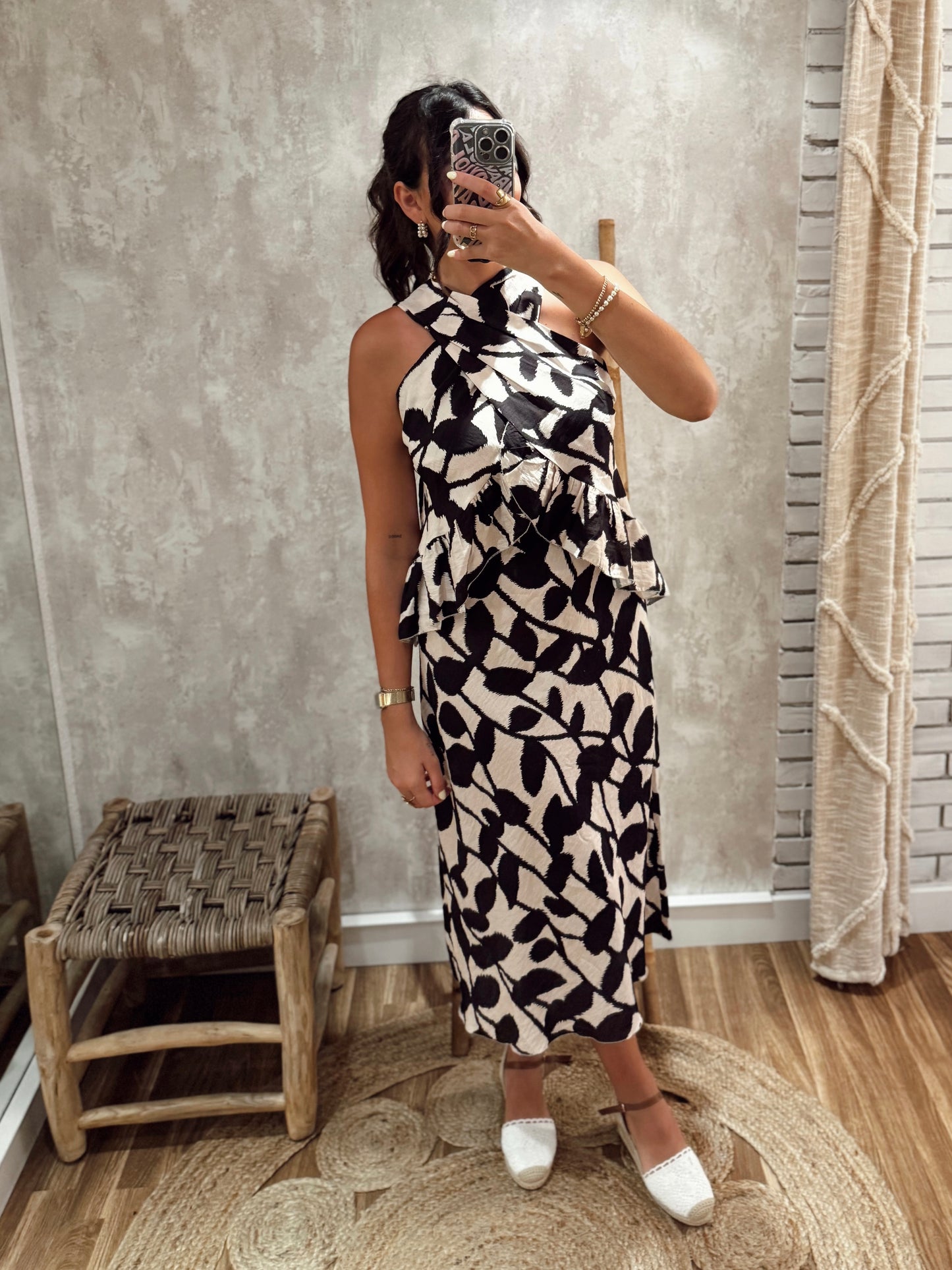 Conjunto elegante de duas peças com padrão floral em contraste