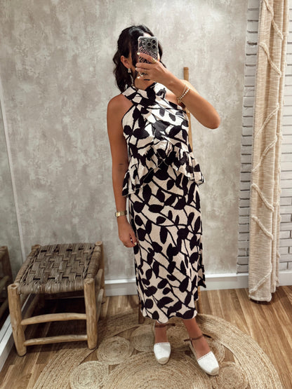 Conjunto elegante de duas peças com padrão floral em contraste