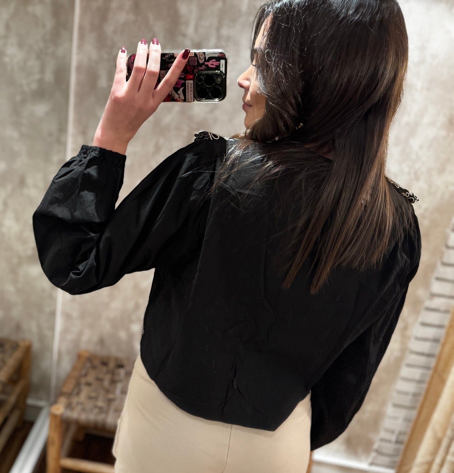 Blusa con bisutería y bordados