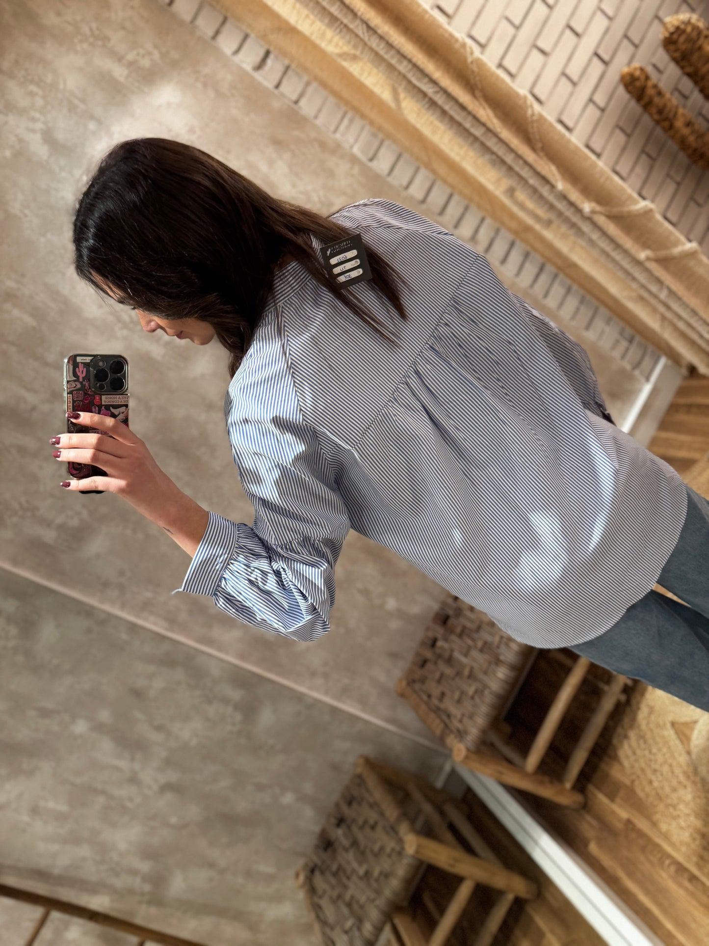 Camisa con estampado de rayas y conchas cauri