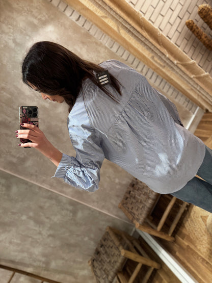 Camisa con estampado de rayas y conchas cauri