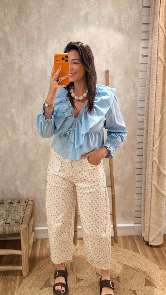 Jeans modelo mom fit c/padrão floral delicado - Azul