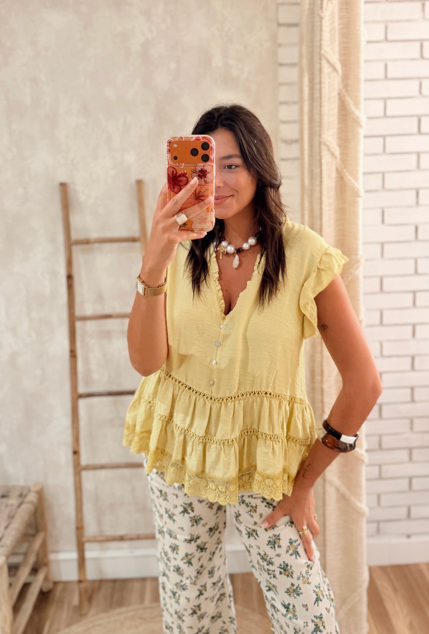 Blusa Romântica com Folhos e Renda