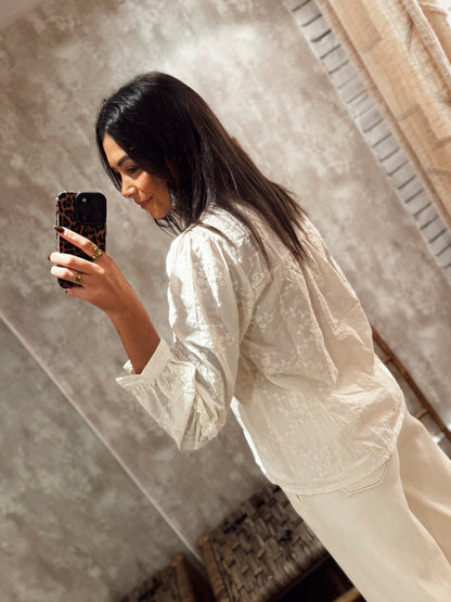 Camisa Bordada Sem Colarinho