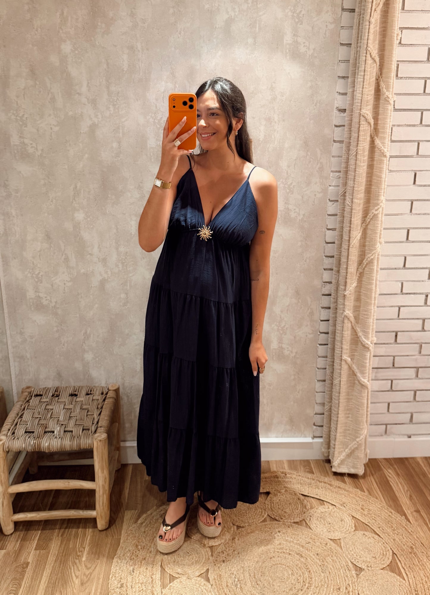 Vestido Fluido com Detalhe Dourado