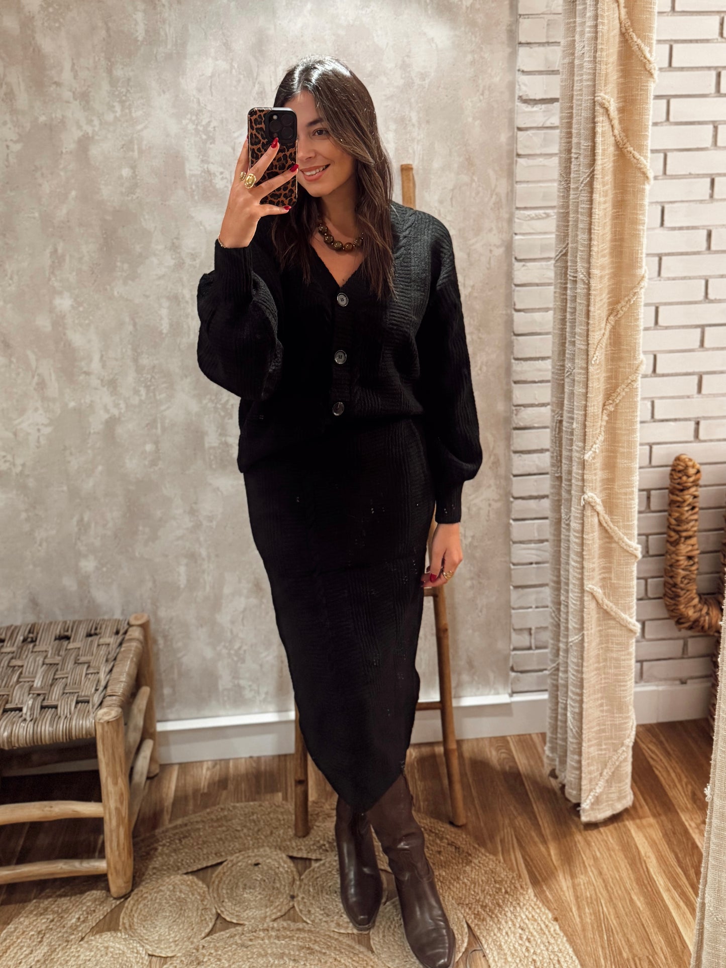 Conjunto de malha com cardigan e saia