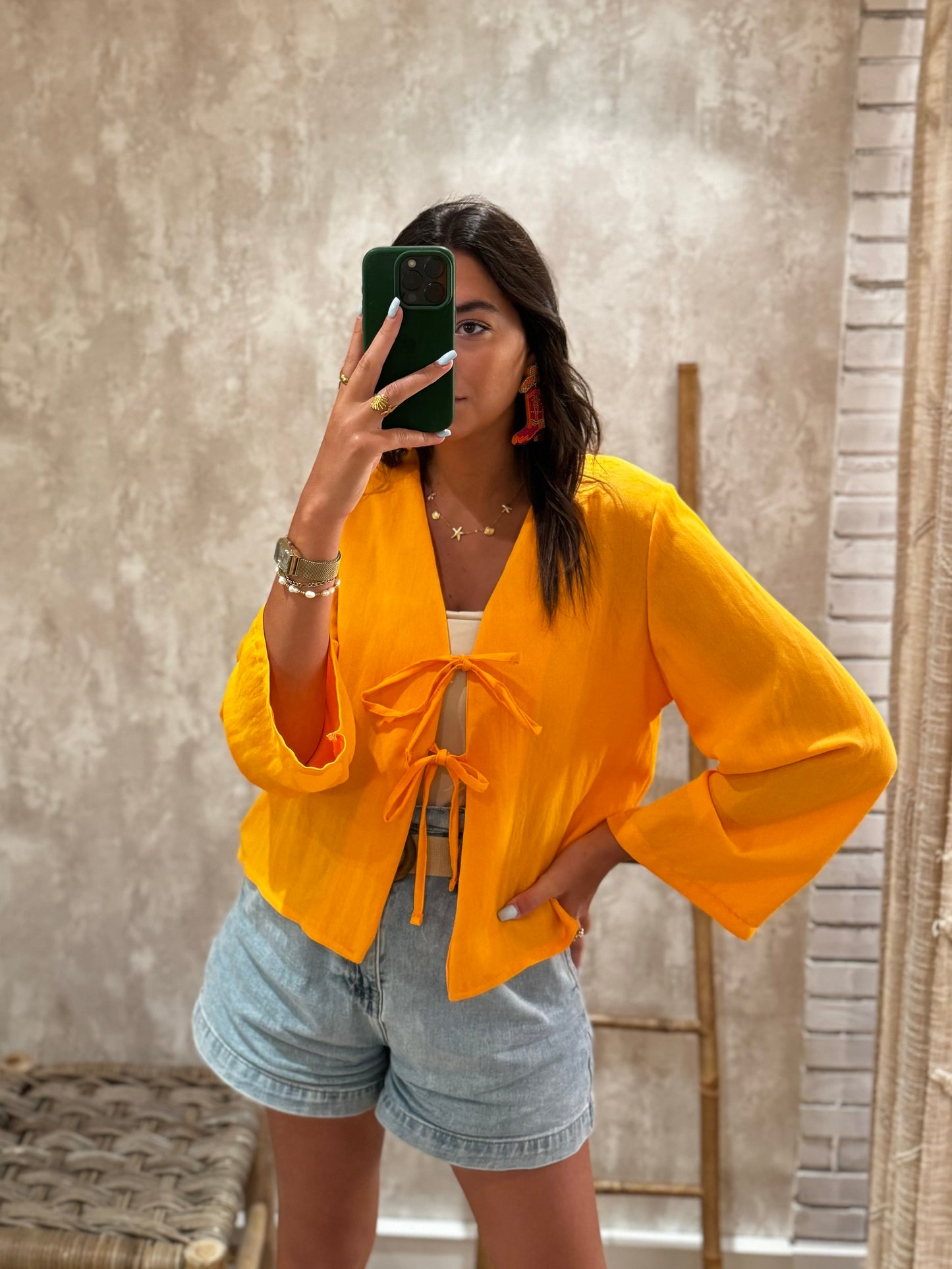 Blusa com Atilhos e Mangas Compridas