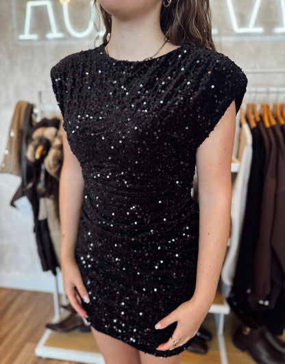 Vestido curto em tecido aveludado c/ lentejoulas aplicadas