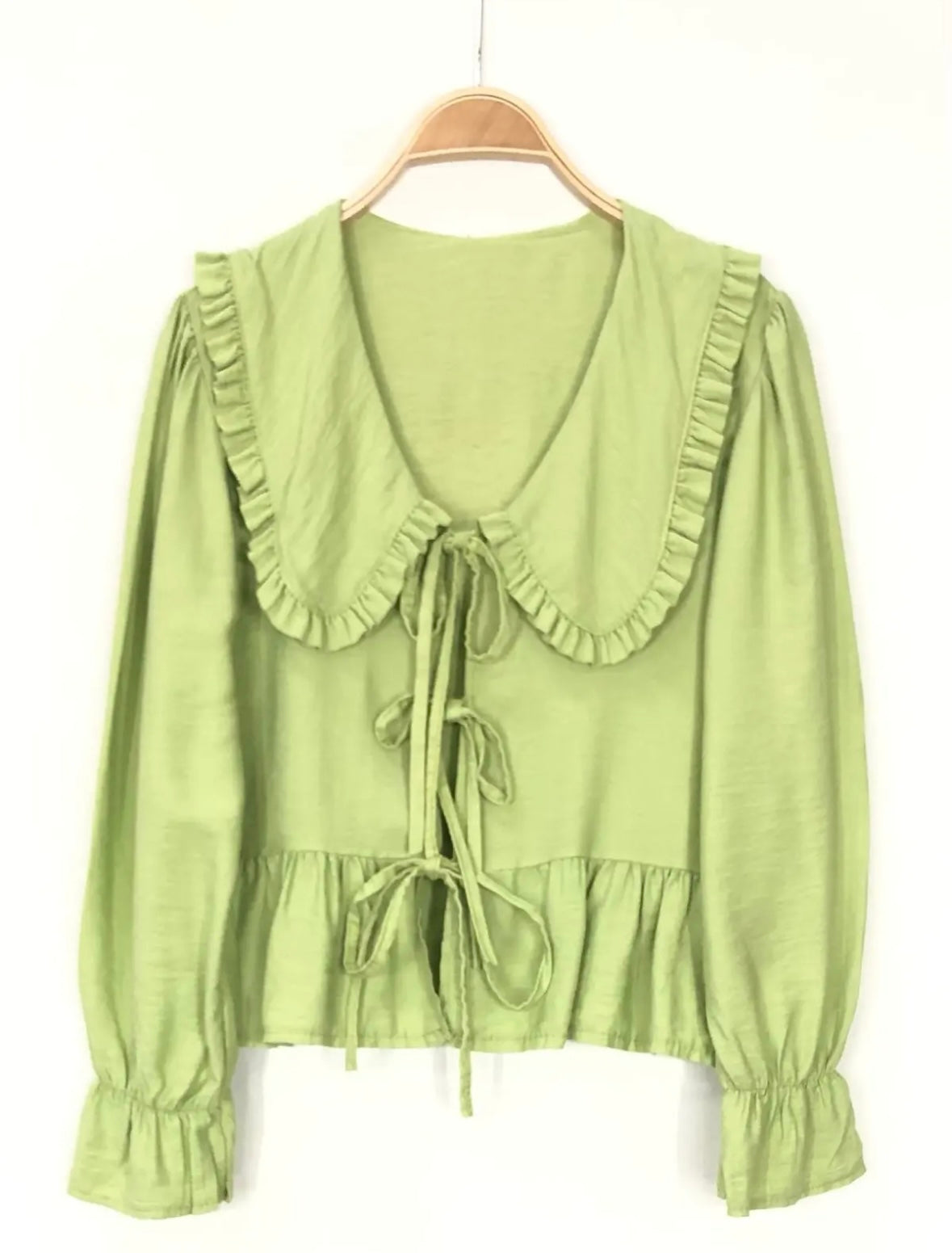 Blusa com gola babete e atilhos