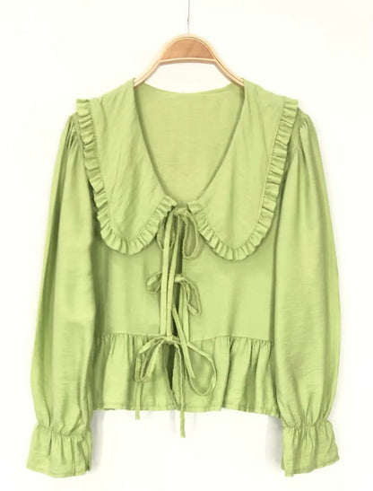 Blusa com gola babete e atilhos