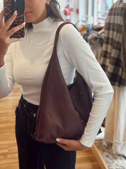 Malas em pele com formato de saco ao ombro