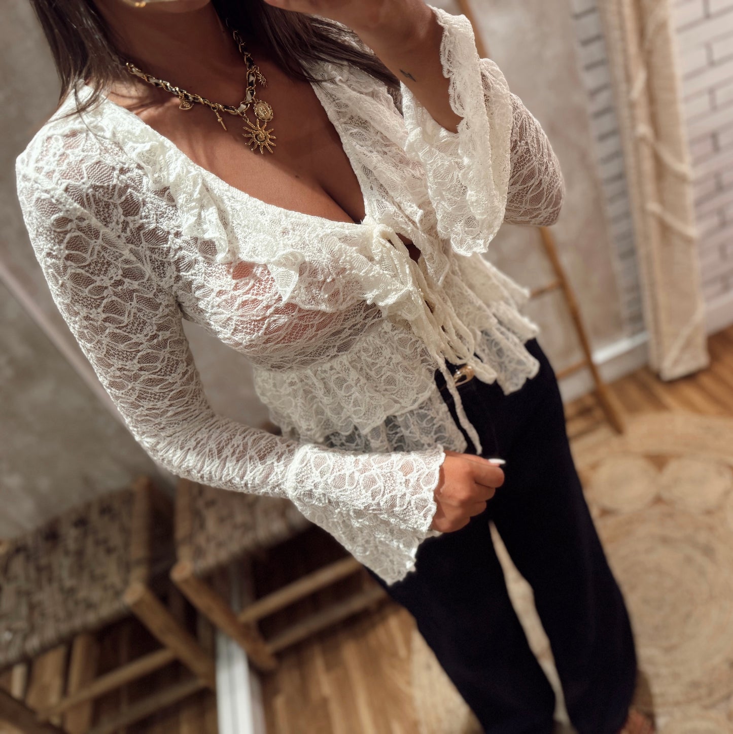 Blusa em renda c/folhos