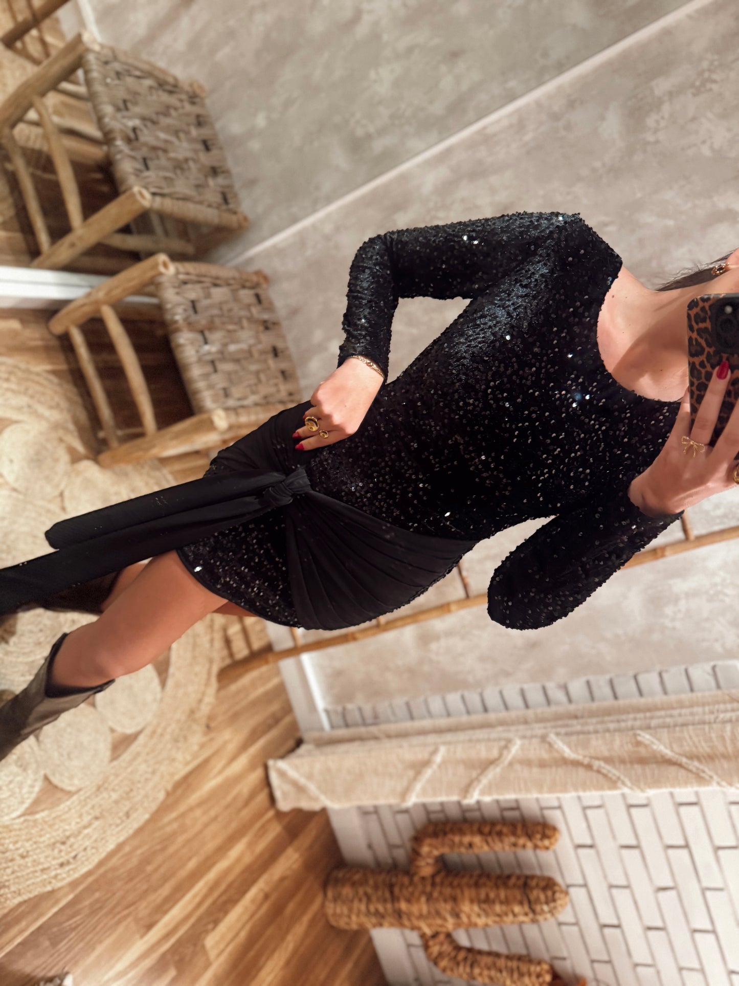 Vestido curto de lantejoulas com detalhe em licra