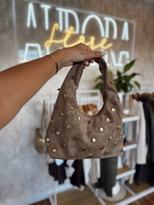 Mala em camurça c/ aplicação de tachas