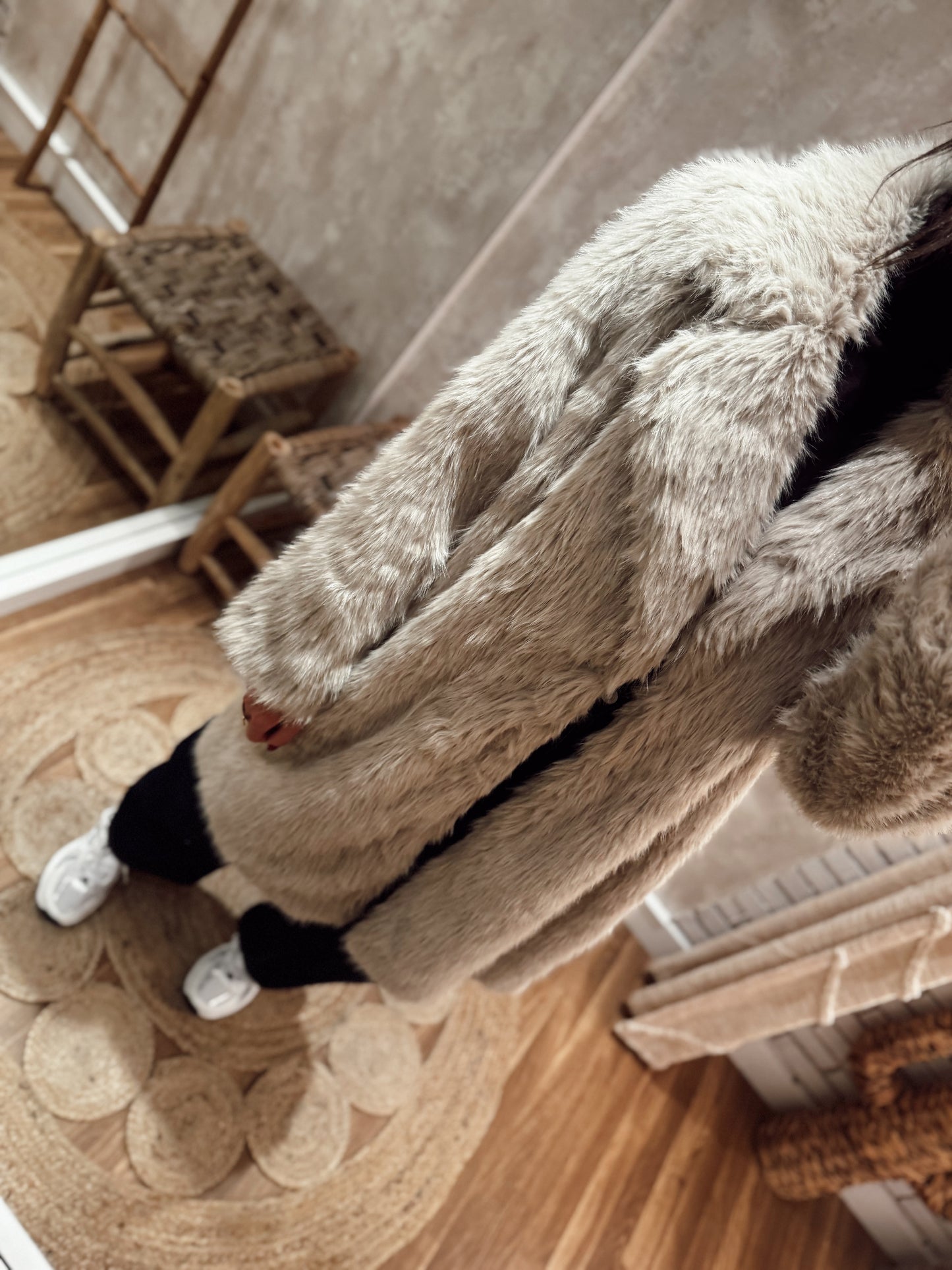 Casaco comprido em pelo sintético