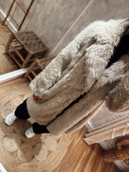 Casaco comprido em pelo sintético