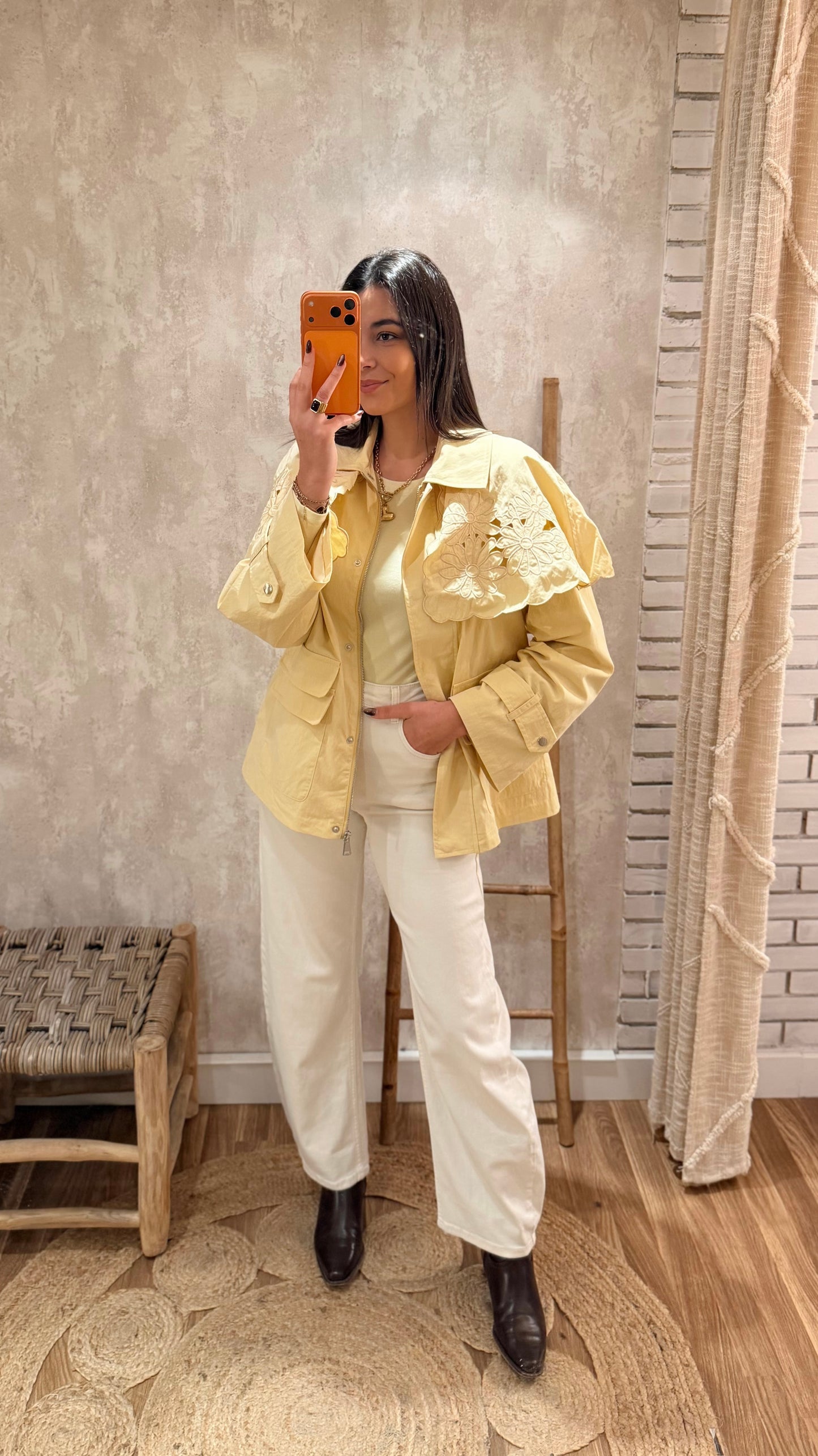 Casaco tipo gabardine em amarelo manteiga com aplicações florais