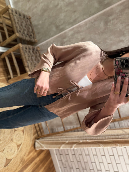 Blusa com Atilhos e Mangas Compridas