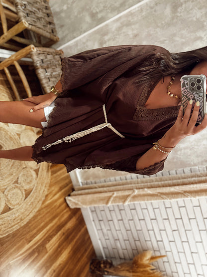 Blusa tipo capa com renda e cinto cordão