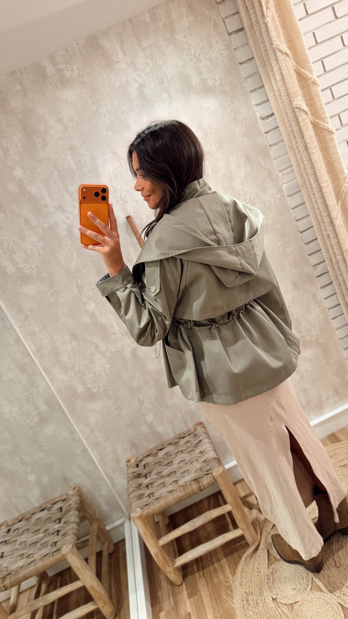 Gabardine com Capuz e Ajuste na Cintura