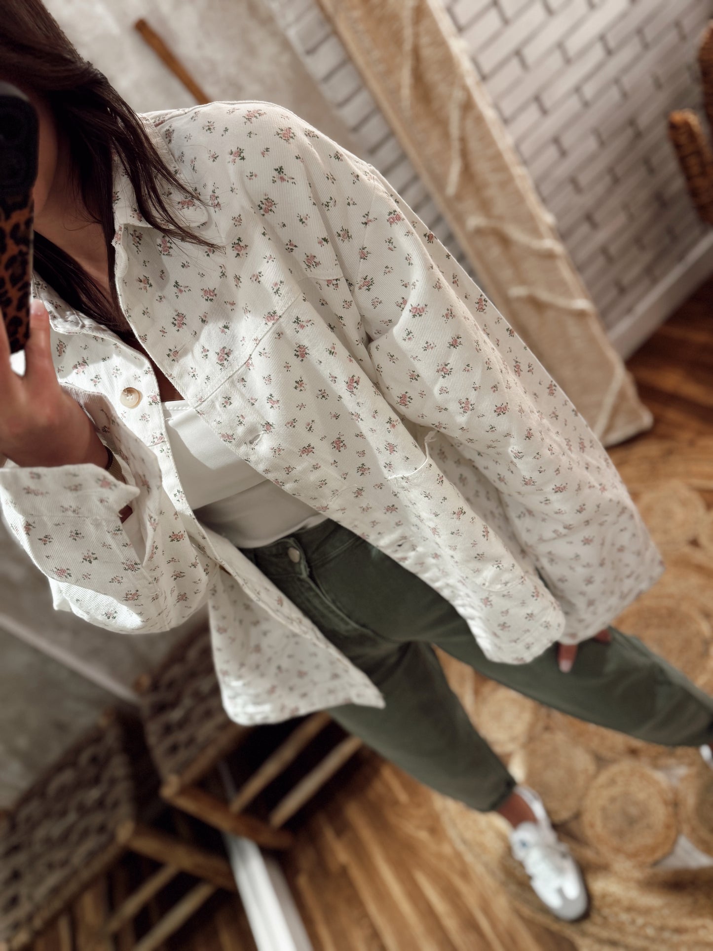 Camisa vaquera blanca con estampado floral minimalista