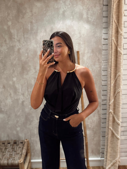 Body em lycra com decote profundo e detalhe metálico dourado