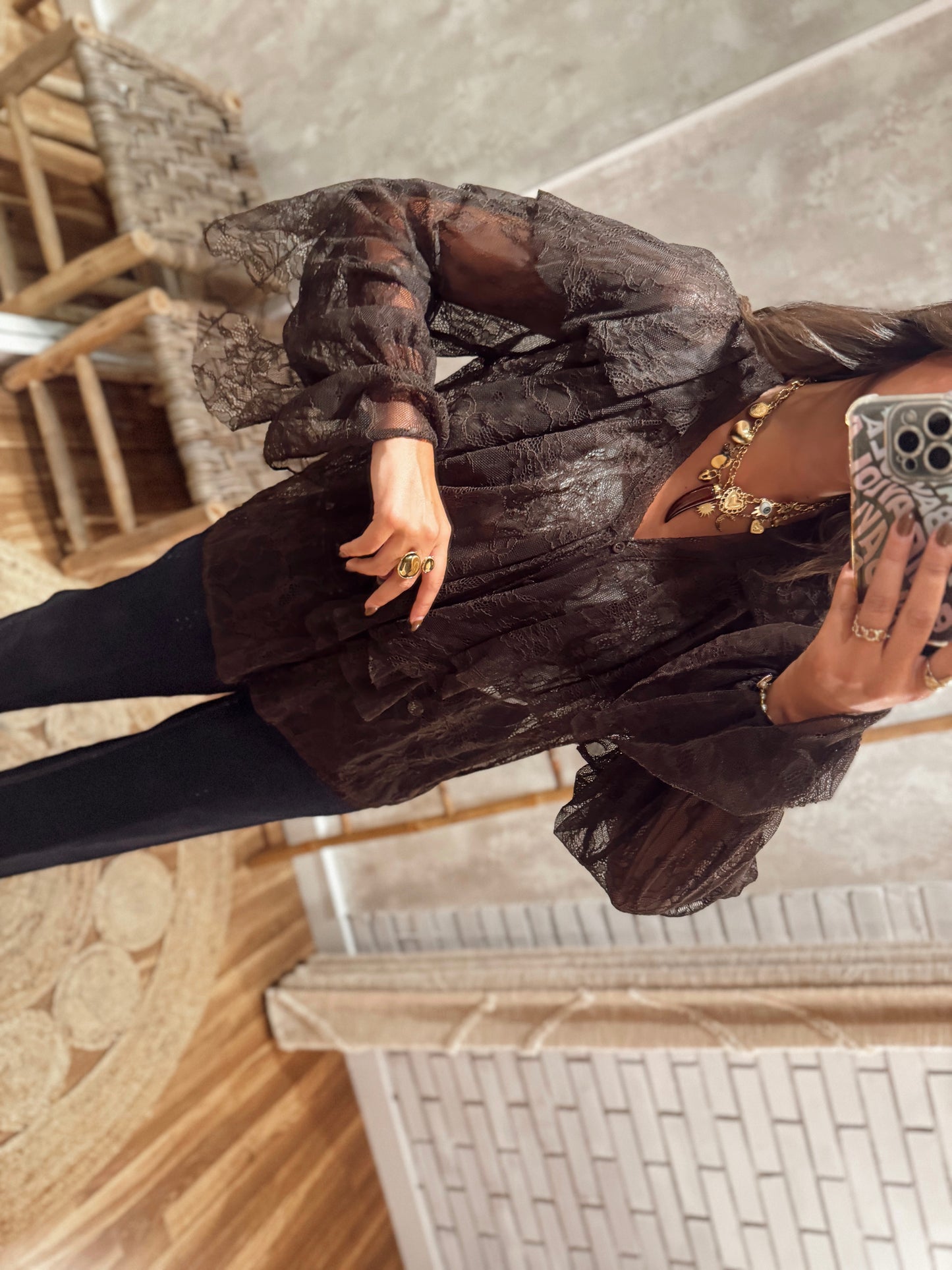 Blusa de encaje con botones y volantes