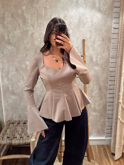 Blusa estruturada com efeito péplum e punhos folhados