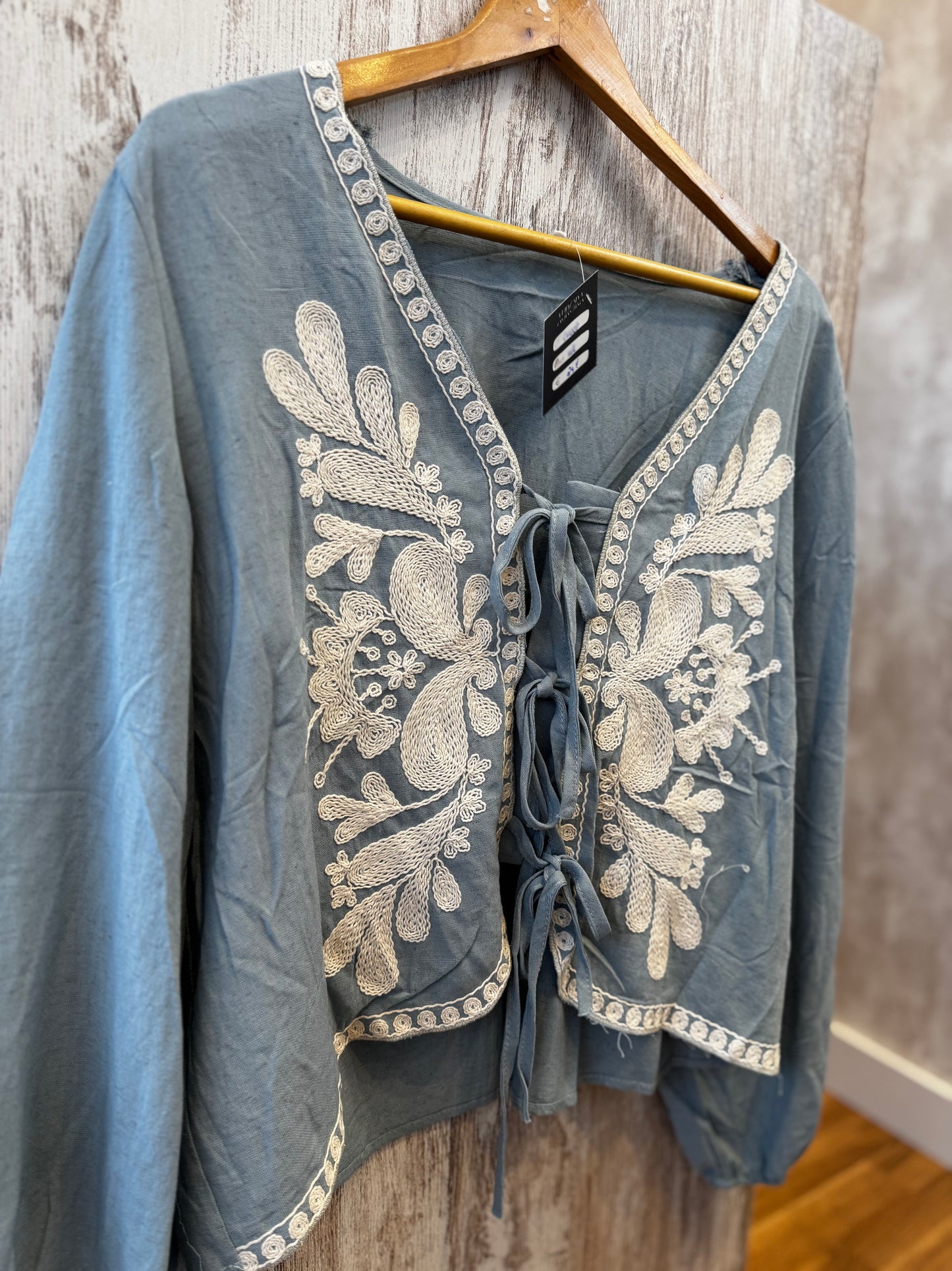 Blusa con bisutería y bordados