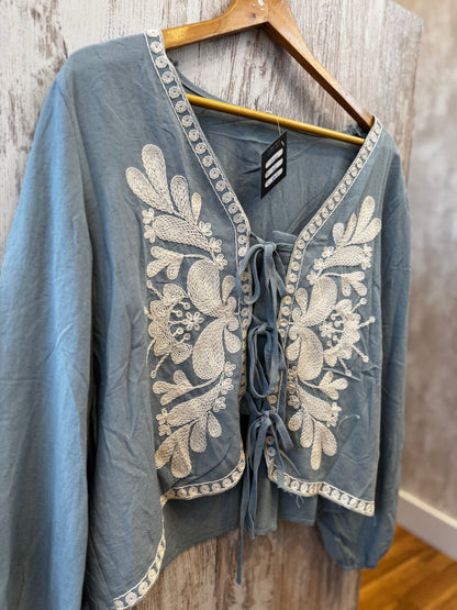 Blusa con bisutería y bordados
