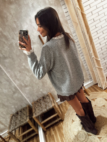 Camisola de malha macia, com detalhe de renda