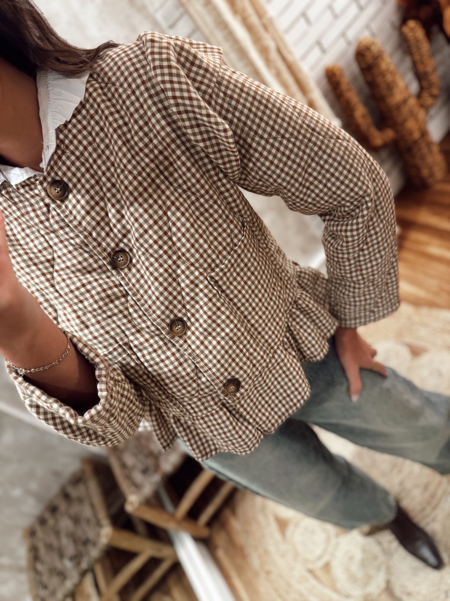 Casaco acolchoado aos quadradinhos com folhos