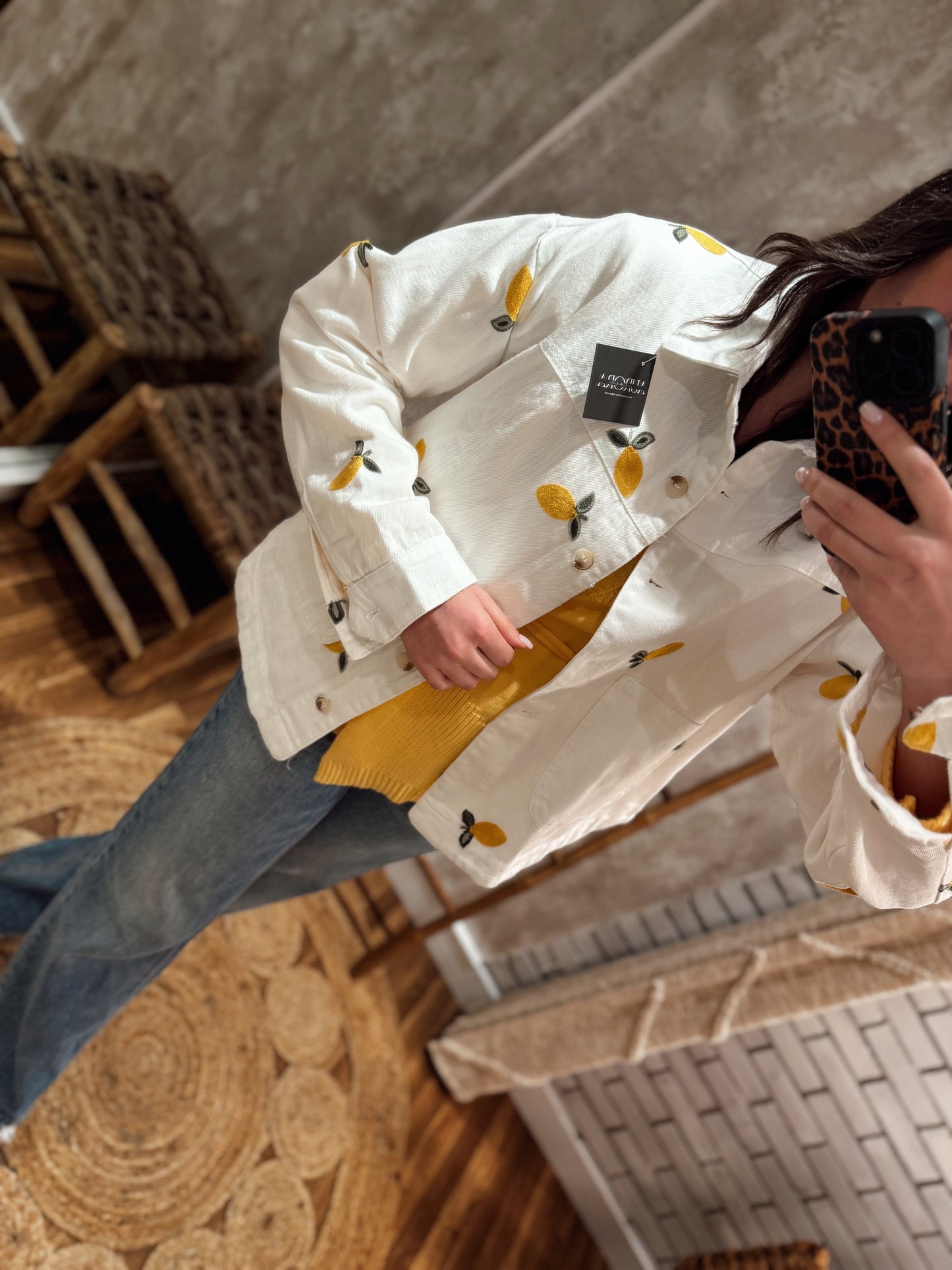 Camisa branca de ganga c/limões bordados