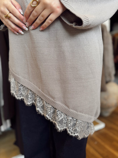 Camisola de malha assimétrica com detalhe em renda