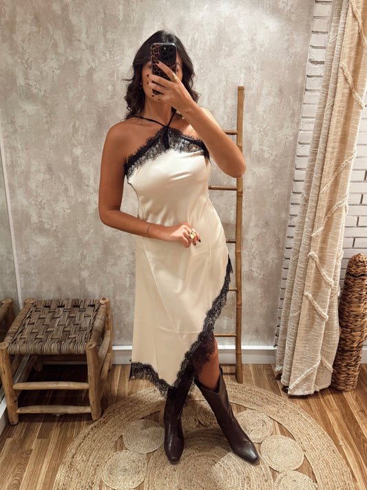 Vestido acetinado com detalhe em renda e corte assimétrico - Bege