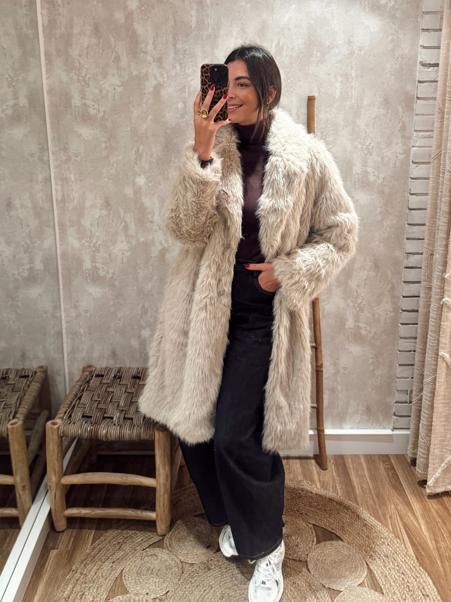 Casaco comprido em pelo sintético