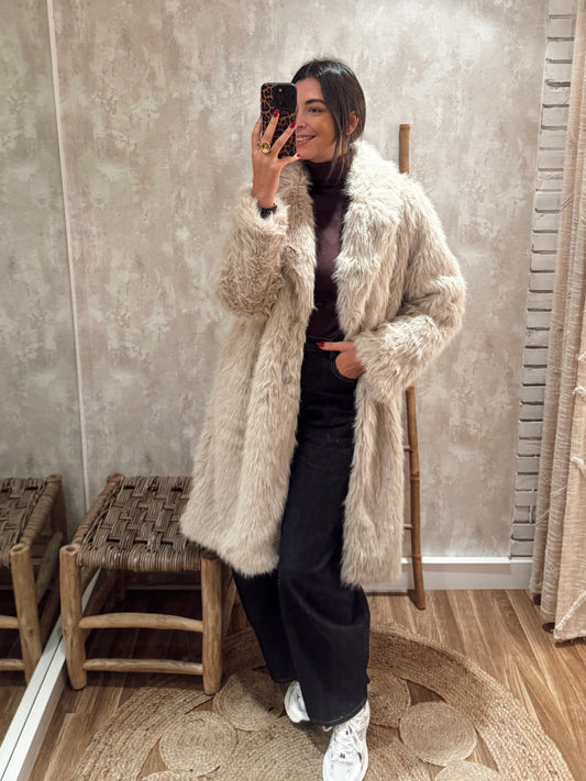 Casaco comprido em pelo sintético