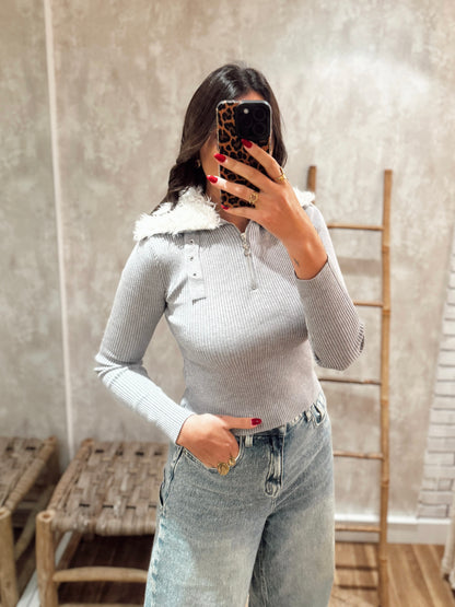 Camisola de malha canelada com gola em pelo removível