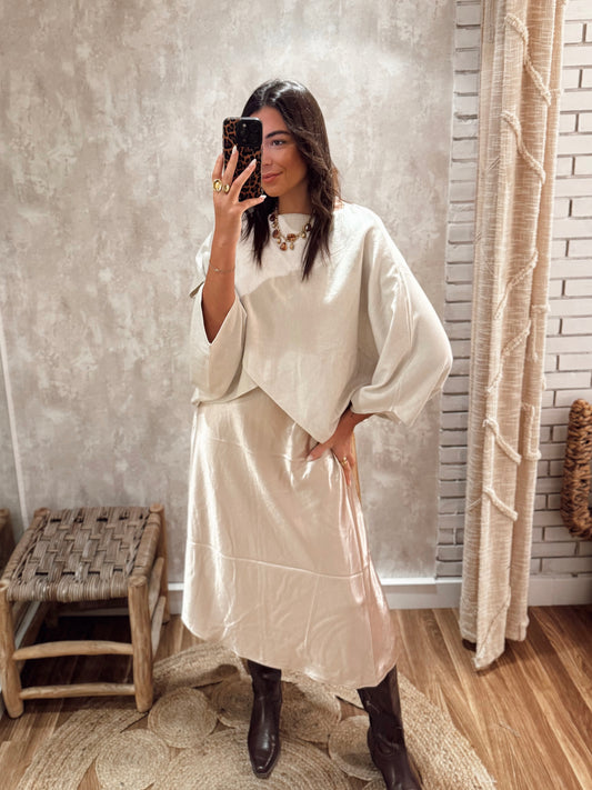 Conjunto de malha e vestido acetinado