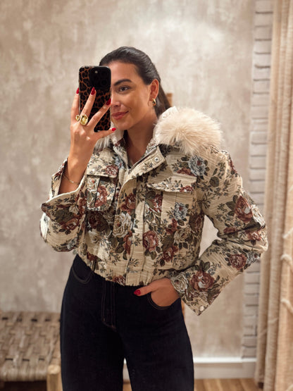 Blusão curto com padrão floral